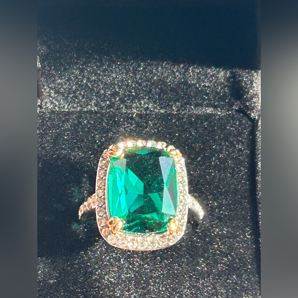Size 8 - Beautiful Teal Green Cocktail Ring, Large Center Stone - Picture 6 of 17